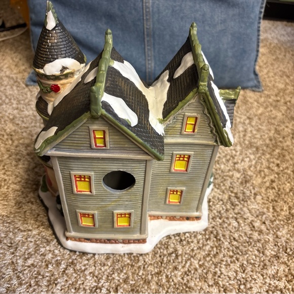 Santa’s Workbench Valleyview Manor light up Christmas village house - Picture 4 of 8